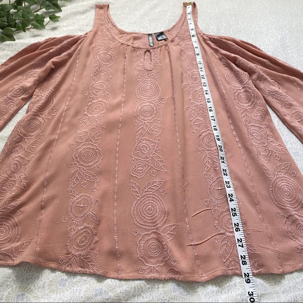 Ivory Love rose print cold-shoulder blouse, pink - Picture 7 of 9